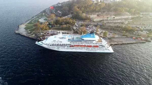Peş peşe geliyorlar... Tarihi Yarımada'ya 9 katlı bir kruvaziyer daha yanaştı Peş peşe geliyorlar... Tarihi Yarımada'ya 9 katlı bir kruvaziyer daha yanaştı