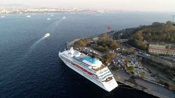 Peş peşe geliyorlar... Tarihi Yarımada'ya 9 katlı bir kruvaziyer daha yanaştı Peş peşe geliyorlar... Tarihi Yarımada'ya 9 katlı bir kruvaziyer daha yanaştı