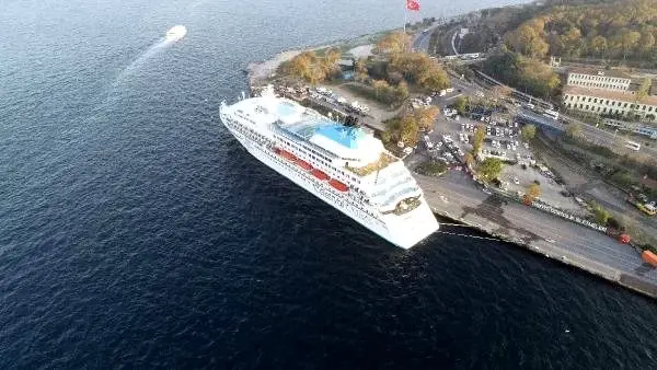 Peş peşe geliyorlar... Tarihi Yarımada'ya 9 katlı bir kruvaziyer daha yanaştı Peş peşe geliyorlar... Tarihi Yarımada'ya 9 katlı bir kruvaziyer daha yanaştı