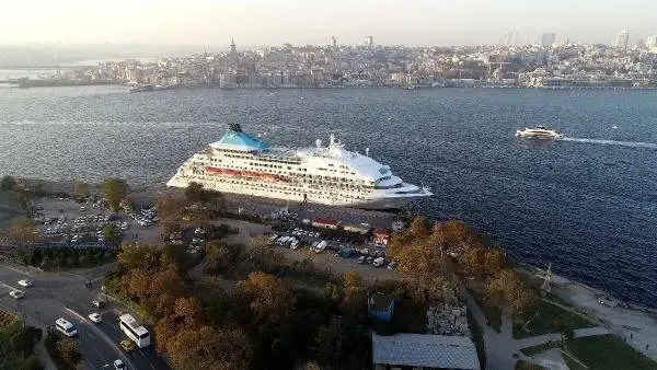 Peş peşe geliyorlar... Tarihi Yarımada'ya 9 katlı bir kruvaziyer daha yanaştı Peş peşe geliyorlar... Tarihi Yarımada'ya 9 katlı bir kruvaziyer daha yanaştı