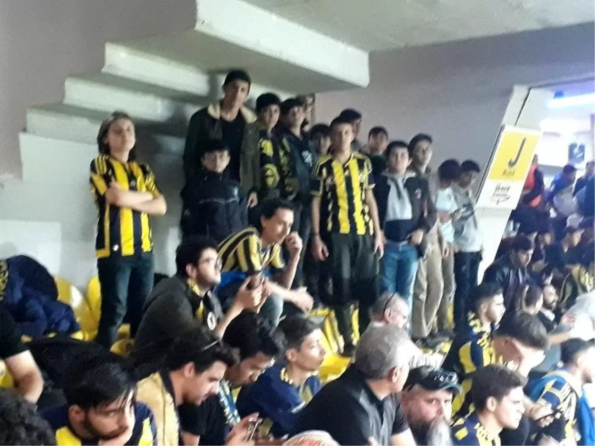 Polis, öğrencileri maça götürdü