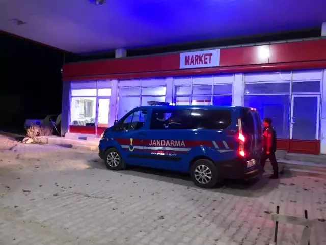 Pompa görevlisinin darp edilip gasp edildiği anlar anbean kamerada Pompa görevlisinin darp edilip gasp edildiği anlar anbean kamerada