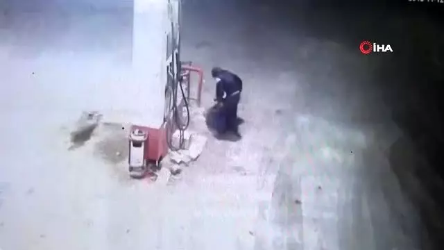 Pompa görevlisinin darp edilip gasp edildiği anlar anbean kamerada Pompa görevlisinin darp edilip gasp edildiği anlar anbean kamerada