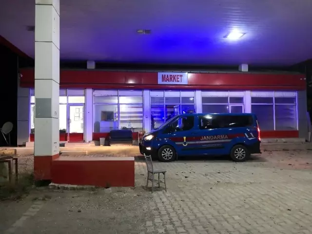 Pompa görevlisinin darp edilip gasp edildiği anlar anbean kamerada Pompa görevlisinin darp edilip gasp edildiği anlar anbean kamerada