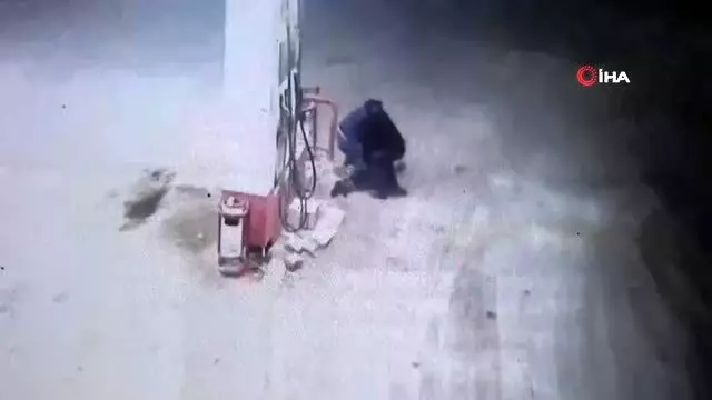 Pompa görevlisinin darp edilip gasp edildiği anlar anbean kamerada Pompa görevlisinin darp edilip gasp edildiği anlar anbean kamerada