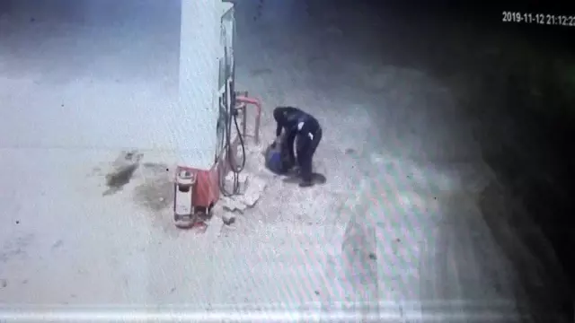 Pompa görevlisinin darp edilip gasp edildiği anlar anbean kamerada Pompa görevlisinin darp edilip gasp edildiği anlar anbean kamerada
