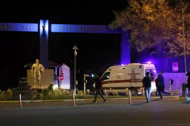 Şanlıurfa'daki Zırhlı Tugay Komutanlığı'nda peş peşe patlamalar: 17 kişi yaralandı Şanlıurfa'daki Zırhlı Tugay Komutanlığı'nda peş peşe patlamalar: 17 kişi yaralandı