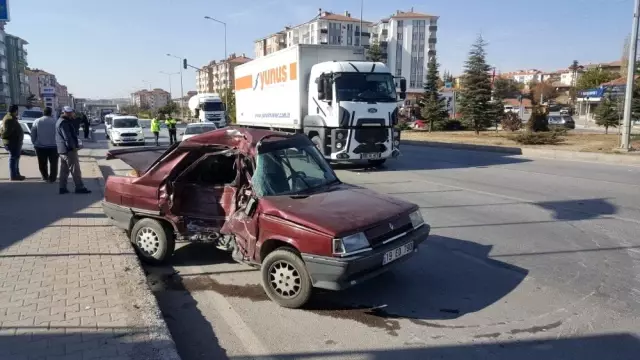 Tır otomobil ile çarpıştı: 1 ölü Tır otomobil ile çarpıştı: 1 ölü