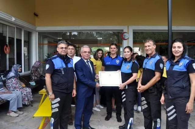 Toplum polisi, çocuklarla huzurevi sakinlerini müzikle buluşturdu Toplum polisi, çocuklarla huzurevi sakinlerini müzikle buluşturdu
