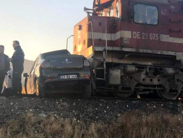 Tren, hemzemin geçitte otomobile çarptı: 3 yaralı