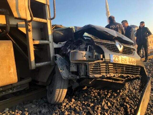 Tren, hemzemin geçitte otomobile çarptı: 3 yaralı