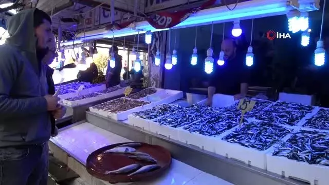 Hamsi fiyatıyla yüzleri güldürmeye devam ediyor Hamsi fiyatıyla yüzleri güldürmeye devam ediyor