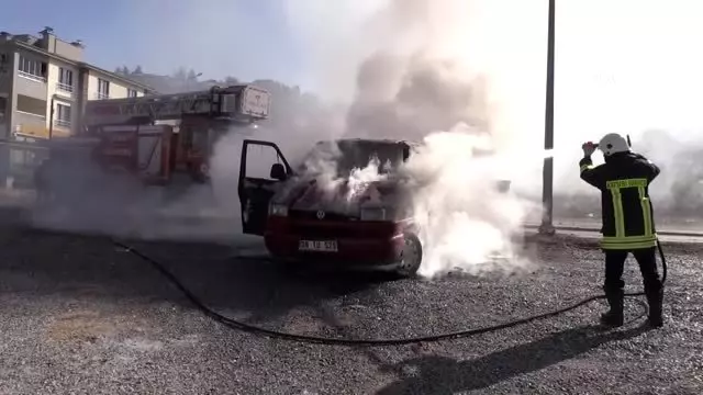 Yangın çıkan minibüs kullanılamaz hale geldi Yangın çıkan minibüs kullanılamaz hale geldi
