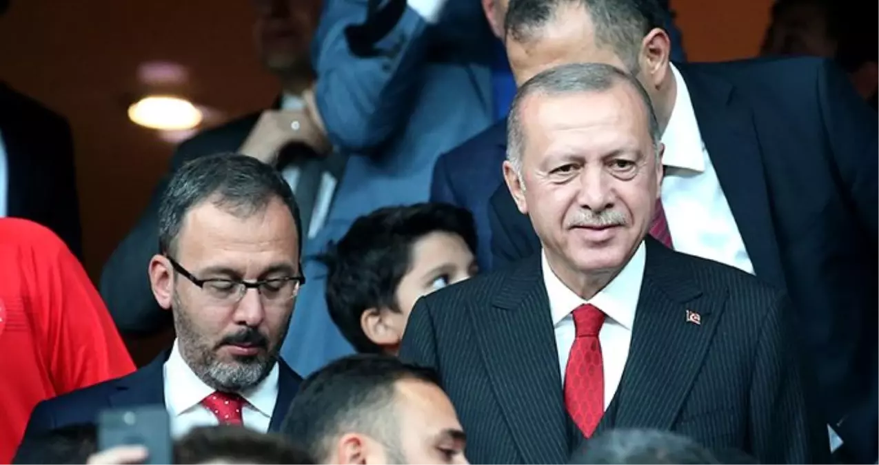 ABD'den dönen Erdoğan, Türkiye-İzlanda maçını tribünden takip etti!