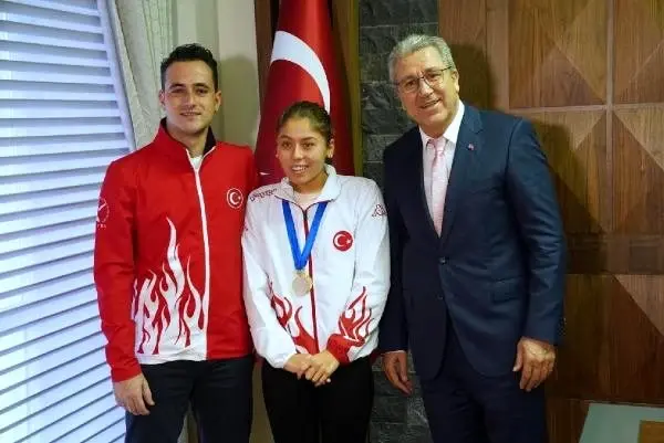 Altın kız Şevval Rektör Budak'ı ziyaret etti