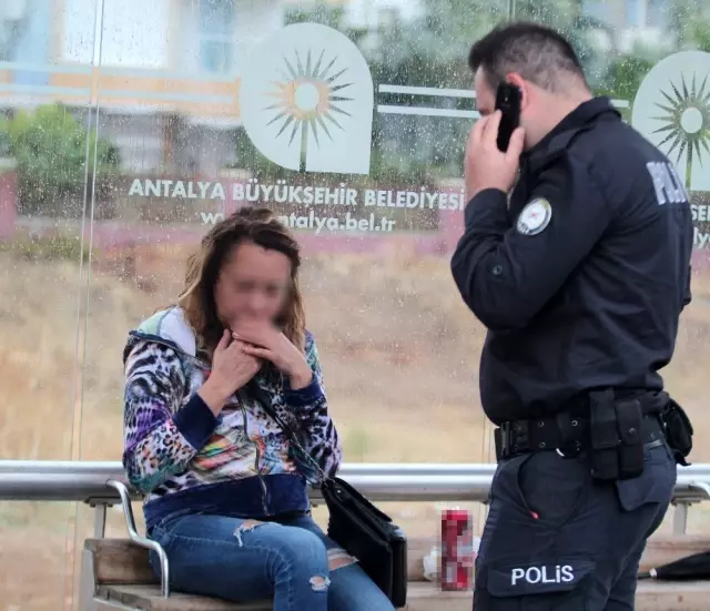 Antalya'da aşırı alkollü Rus kadına polis yardımı Antalya'da aşırı alkollü Rus kadına polis yardımı