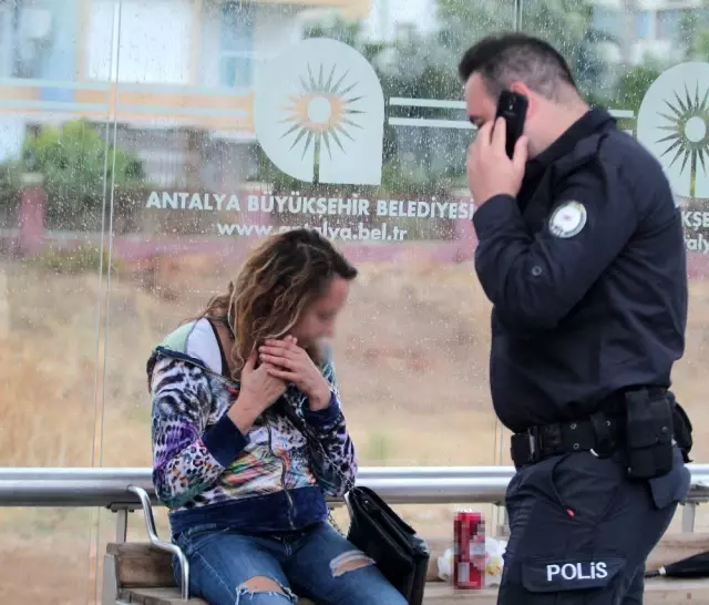 Antalya'da aşırı alkollü Rus kadına polis yardımı Antalya'da aşırı alkollü Rus kadına polis yardımı