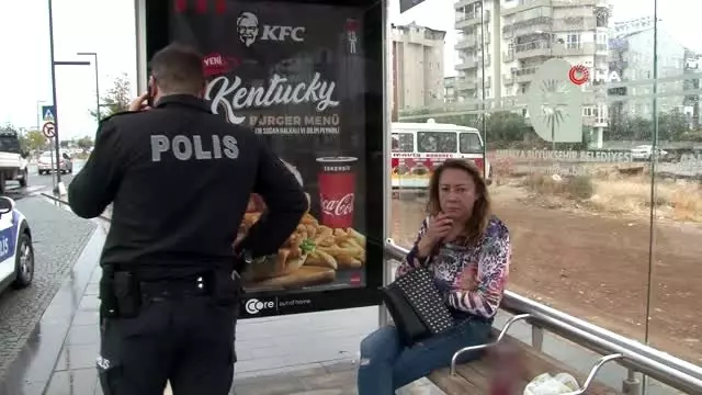 Antalya'da aşırı alkollü Rus kadına polis yardımı Antalya'da aşırı alkollü Rus kadına polis yardımı