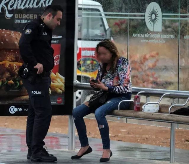Antalya'da aşırı alkollü Rus kadına polis yardımı Antalya'da aşırı alkollü Rus kadına polis yardımı