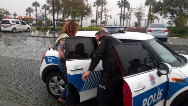 Antalya'da aşırı alkollü Rus kadına polis yardımı Antalya'da aşırı alkollü Rus kadına polis yardımı