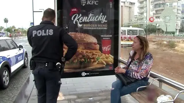Antalya'da aşırı alkollü Rus kadına polis yardımı Antalya'da aşırı alkollü Rus kadına polis yardımı