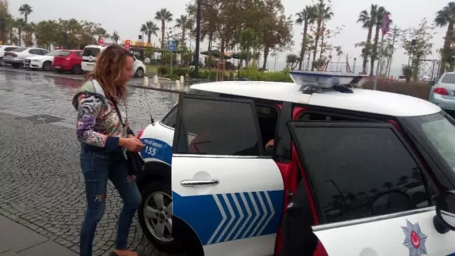 Antalya'da aşırı alkollü Rus kadına polis yardımı Antalya'da aşırı alkollü Rus kadına polis yardımı