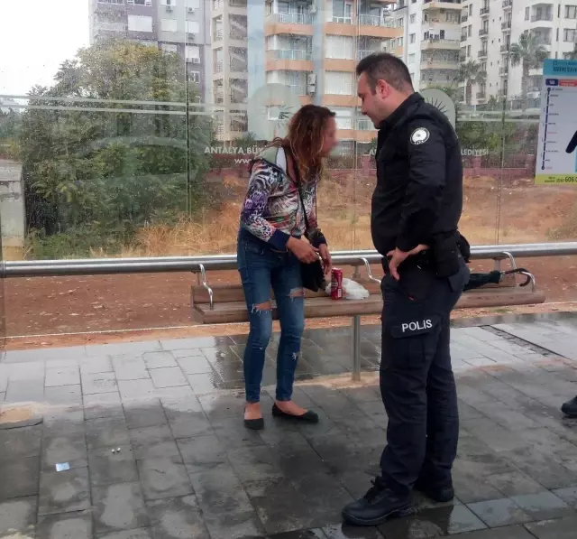 Antalya'da aşırı alkollü Rus kadına polis yardımı Antalya'da aşırı alkollü Rus kadına polis yardımı