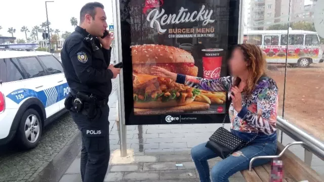 Antalya'da aşırı alkollü Rus kadına polis yardımı Antalya'da aşırı alkollü Rus kadına polis yardımı
