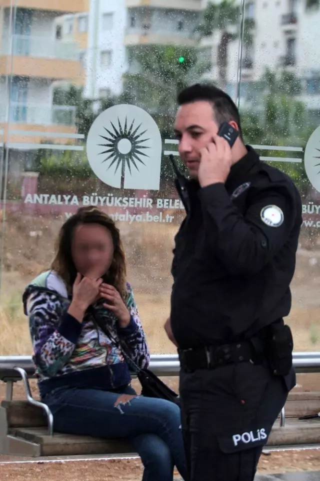 Antalya'da aşırı alkollü Rus kadına polis yardımı Antalya'da aşırı alkollü Rus kadına polis yardımı