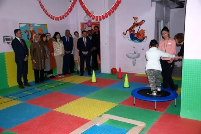 Ardahan'da özel eğitimli öğrenciler için eğitim verecek otizmli sınıfları ve spor salonu açıldı Ardahan'da özel eğitimli öğrenciler için eğitim verecek otizmli sınıfları ve spor salonu açıldı