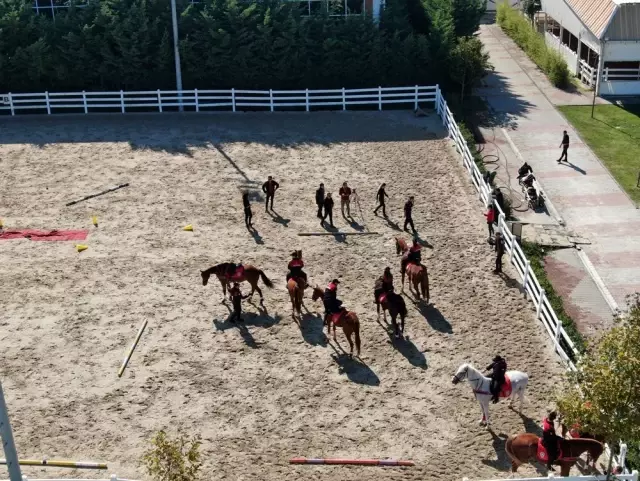 Atlı polislerin nefes kesen eğitimi havadan görüntülendi Atlı polislerin nefes kesen eğitimi havadan görüntülendi