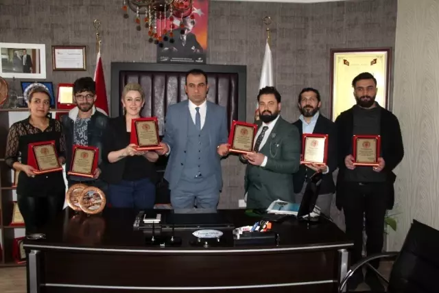 Başarılı kuaförlere plaket verildi Başarılı kuaförlere plaket verildi