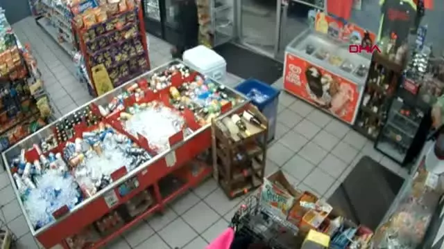 Bıçaklı soyguncuyu süpürge ile durdurmaya çalıştı