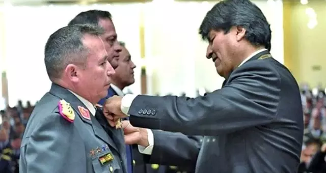 Bolivya Devlet Başkanı Evo Morales'i darbe tehdidiyle indiren Genelkurmay Başkanını yeni başkan görevden aldı