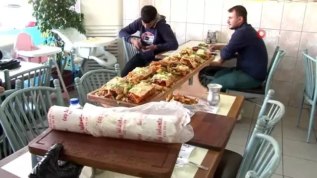 Böyle dürüm görülmedi...1 buçuk metrelik 'piton döner' Böyle dürüm görülmedi...1 buçuk metrelik 'piton döner'