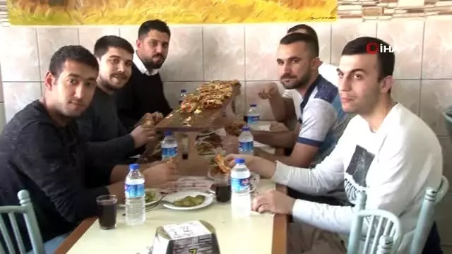 Böyle dürüm görülmedi...1 buçuk metrelik 'piton döner' Böyle dürüm görülmedi...1 buçuk metrelik 'piton döner'