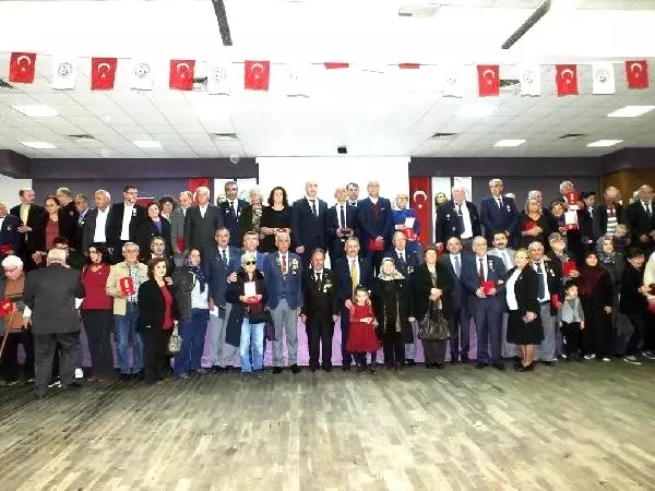 Burhaniye'de Kıbrıs gazilerine madalyaları verildi Burhaniye'de Kıbrıs gazilerine madalyaları verildi