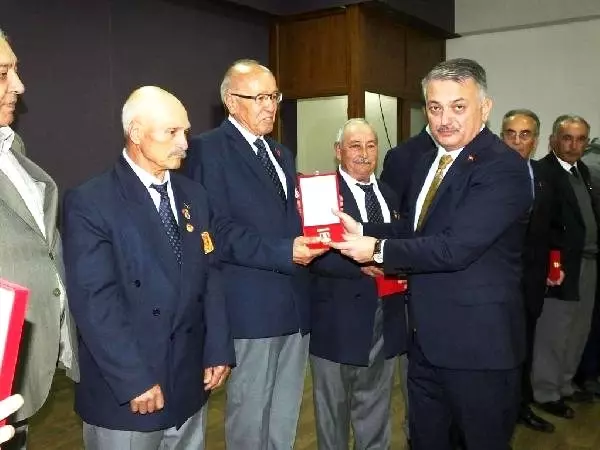 Burhaniye'de Kıbrıs gazilerine madalyaları verildi Burhaniye'de Kıbrıs gazilerine madalyaları verildi