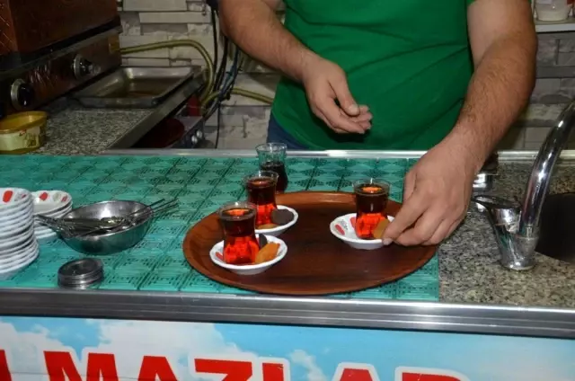Çayın yanında şeker yerine kayısı Çayın yanında şeker yerine kayısı