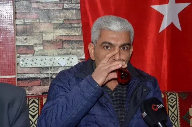 Malatya'daki çay ocağında çayın yanında şeker yerine kayısı ikram ediliyor Malatya'daki çay ocağında çayın yanında şeker yerine kayısı ikram ediliyor