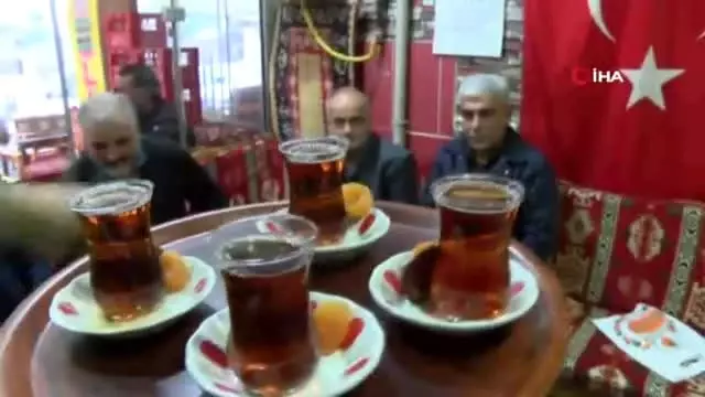 Çayın yanında şeker yerine kayısı Çayın yanında şeker yerine kayısı