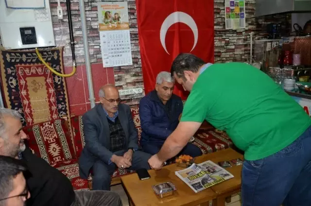 Malatya'daki çay ocağında çayın yanında şeker yerine kayısı ikram ediliyor Malatya'daki çay ocağında çayın yanında şeker yerine kayısı ikram ediliyor