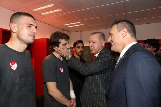 Cumhurbaşkanı Erdoğan, milli oyuncuları tek tek tebrik etti!