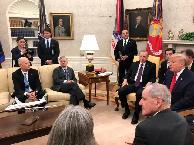 Cumhuriyetçi senatör Lindsey Graham, Erdoğan ve Trump'ın karşısında bacak bacak üstüne atarak oturdu Cumhuriyetçi senatör Lindsey Graham, Erdoğan ve Trump'ın karşısında bacak bacak üstüne atarak oturdu