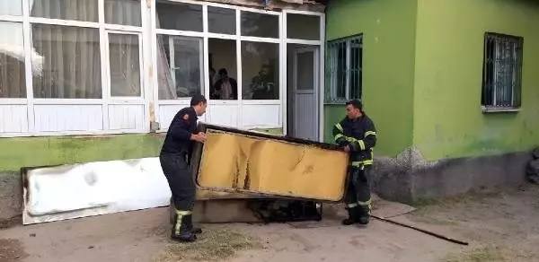 Evde çıkan yangında 2 kişi dumandan etkilendi Evde çıkan yangında 2 kişi dumandan etkilendi
