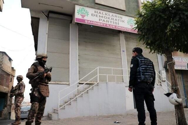 Gaziantep'te HDP'ye şafak vakti 500 PÖH operasyon düzenledi