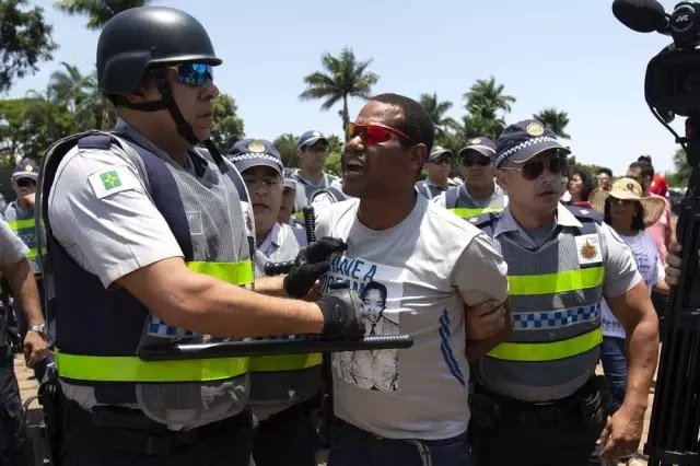 Guaido yandaşları Venezuela'nın Brezilya'daki büyükelçiliğinden ayrıldı Guaido yandaşları Venezuela'nın Brezilya'daki büyükelçiliğinden ayrıldı