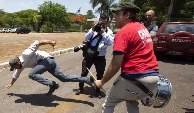 Guaido yandaşları Venezuela'nın Brezilya'daki büyükelçiliğinden ayrıldı Guaido yandaşları Venezuela'nın Brezilya'daki büyükelçiliğinden ayrıldı