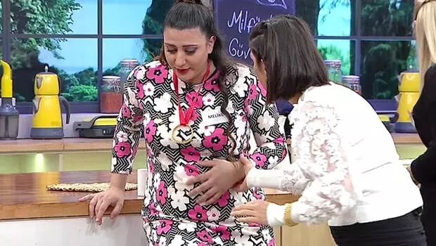 Hamile Melike fenalaştı! Hamile Melike fenalaştı!