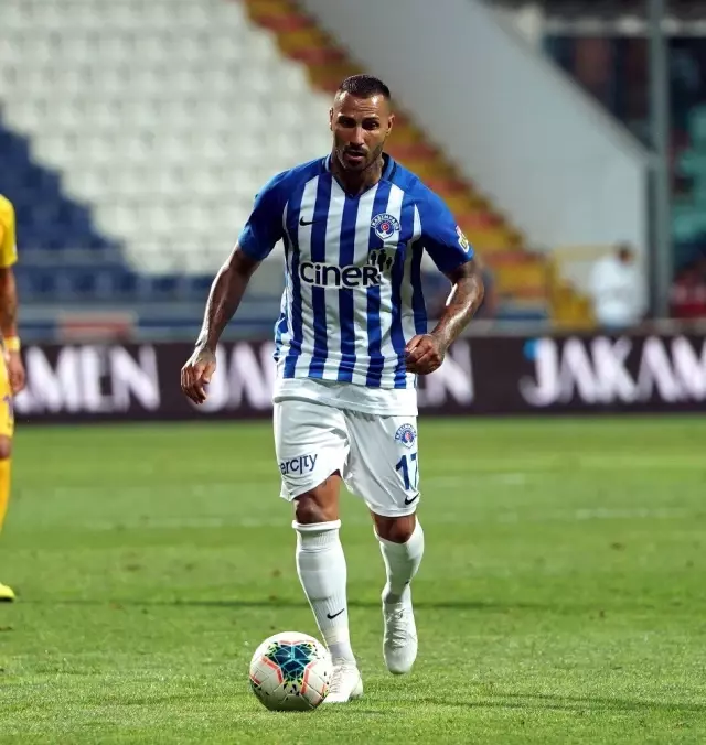 Kasımpaşa'nın yeni kaptanı Quaresma oldu Kasımpaşa'nın yeni kaptanı Quaresma oldu